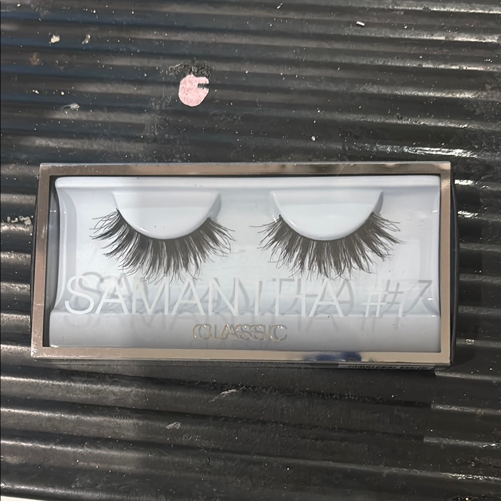 HUDA BEAUTY Samantha #7 Classic Black Lashes